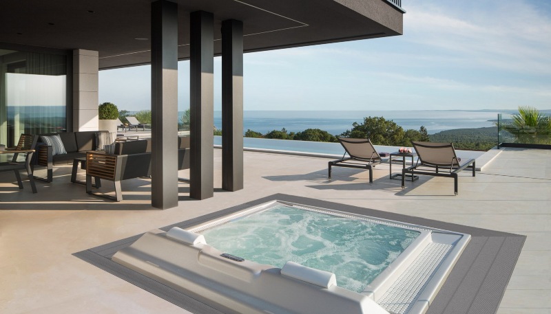 Jacuzzi i luksuzna terasa s panoramskim pogledom na Jadransko more i prirodu – savršeno mjesto za opuštanje tijekom odmora u vili u Hrvatskoj.